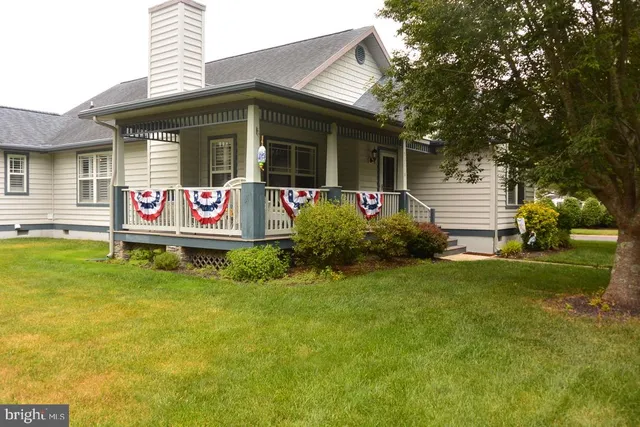 a sign that is sitting in front of a house