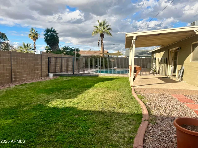 a view of a backyard