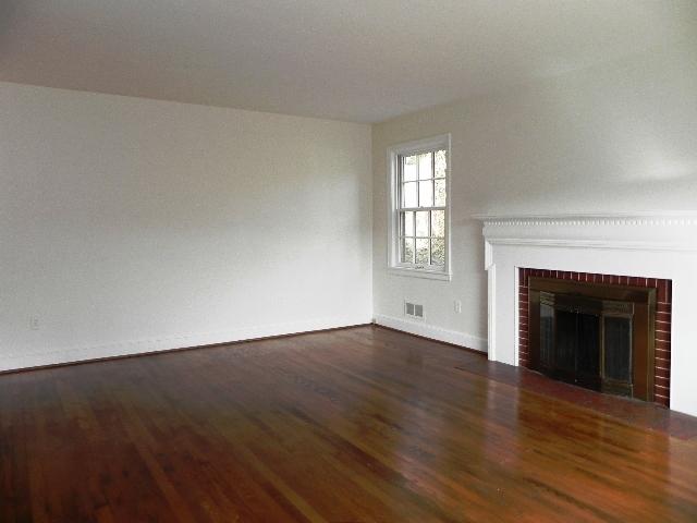 3263 White Oak Road Southwest Roanoke, VA 24014 - Photo 3 of 20 Liv Rm 2