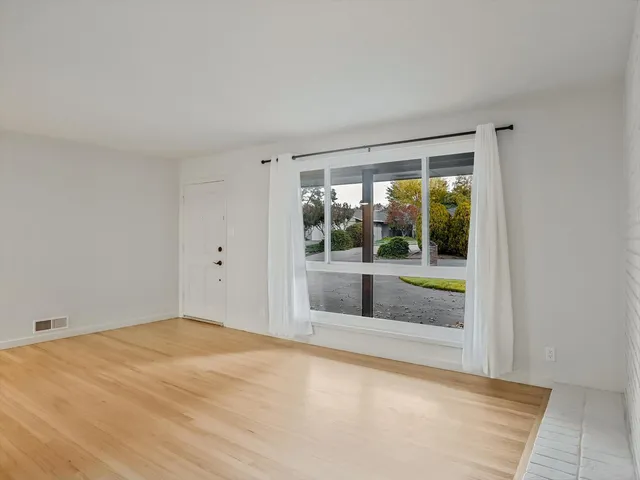 a view of empty room with window