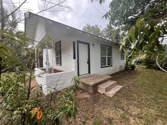 a view of a house with backyard and sitting area
