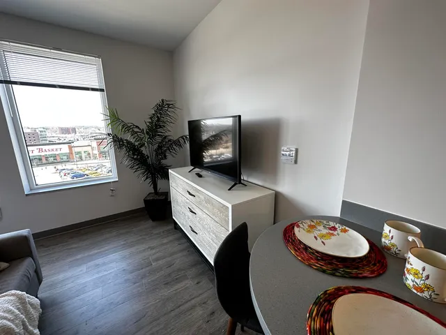 $1,983 | 409 Elm Street, Unit 502, Manchester, NH 03101