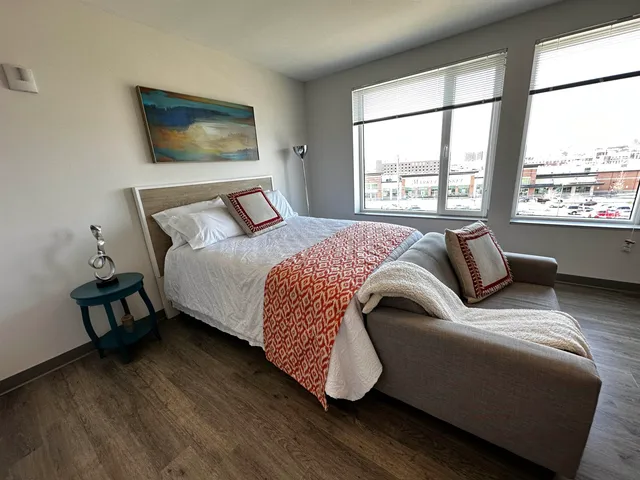 $1,983 | 409 Elm Street, Unit 502, Manchester, NH 03101