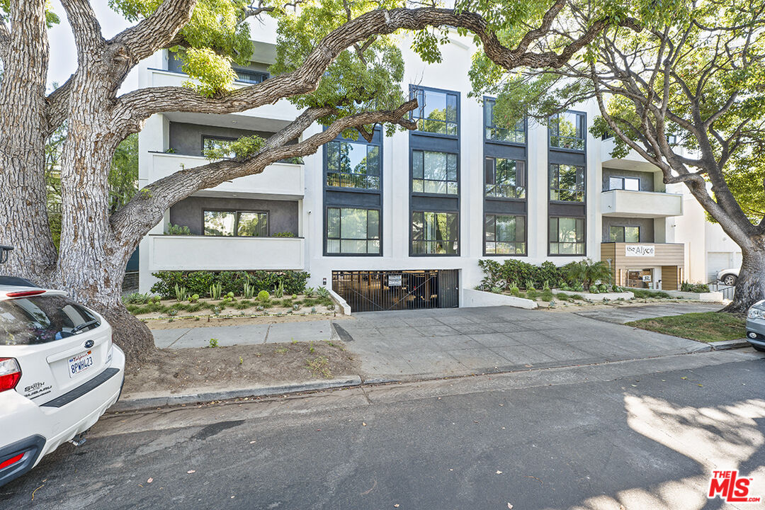 821 3rd Street, Unit 209 Santa Monica, CA 90403 - Photo 22 of 25 a front view of a residential apartment building with yard