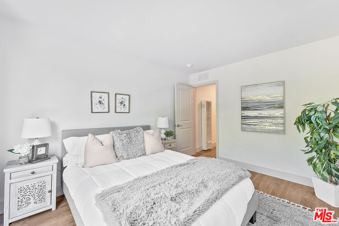 821 3rd Street, Unit 209 Santa Monica, CA 90403 - Photo 6 of 25 a bedroom with a bed and a potted plant