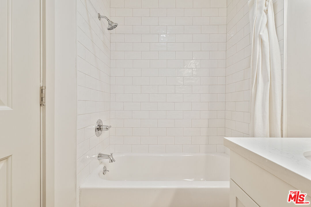 821 3rd Street, Unit 209 Santa Monica, CA 90403 - Photo 9 of 25 a bathroom with a bathtub