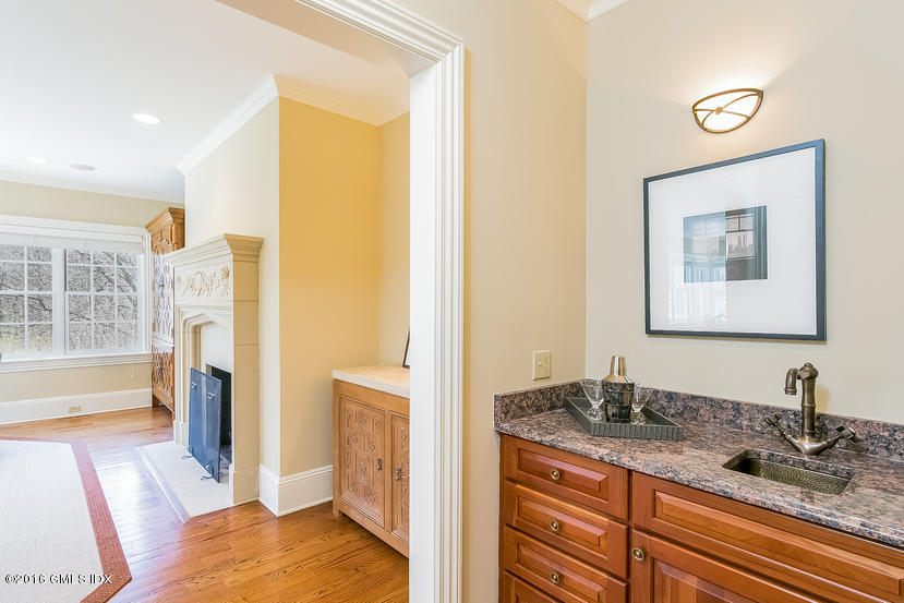 17 Chieftans Road Greenwich, CT 06831 - Photo 11 of 31 031-Wet_Bar-2611863-small