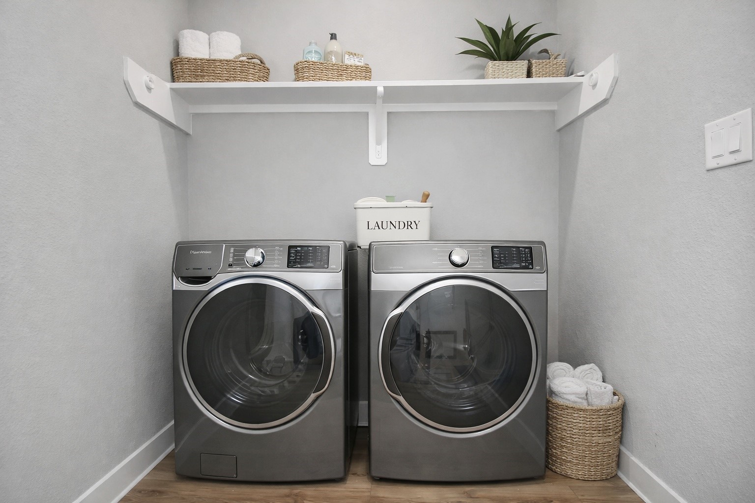 6817 Peerless Street Houston, TX 77021 - Photo 27 of 31 a utility room with dryer and washer