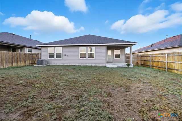 a view of a house with backyard and garden