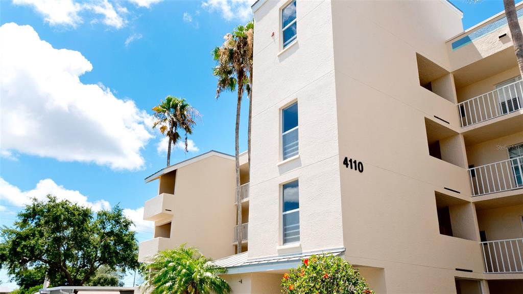 Welcome! Lifestyle offers amenities, location and turn-key furnished unit w indie laundry.