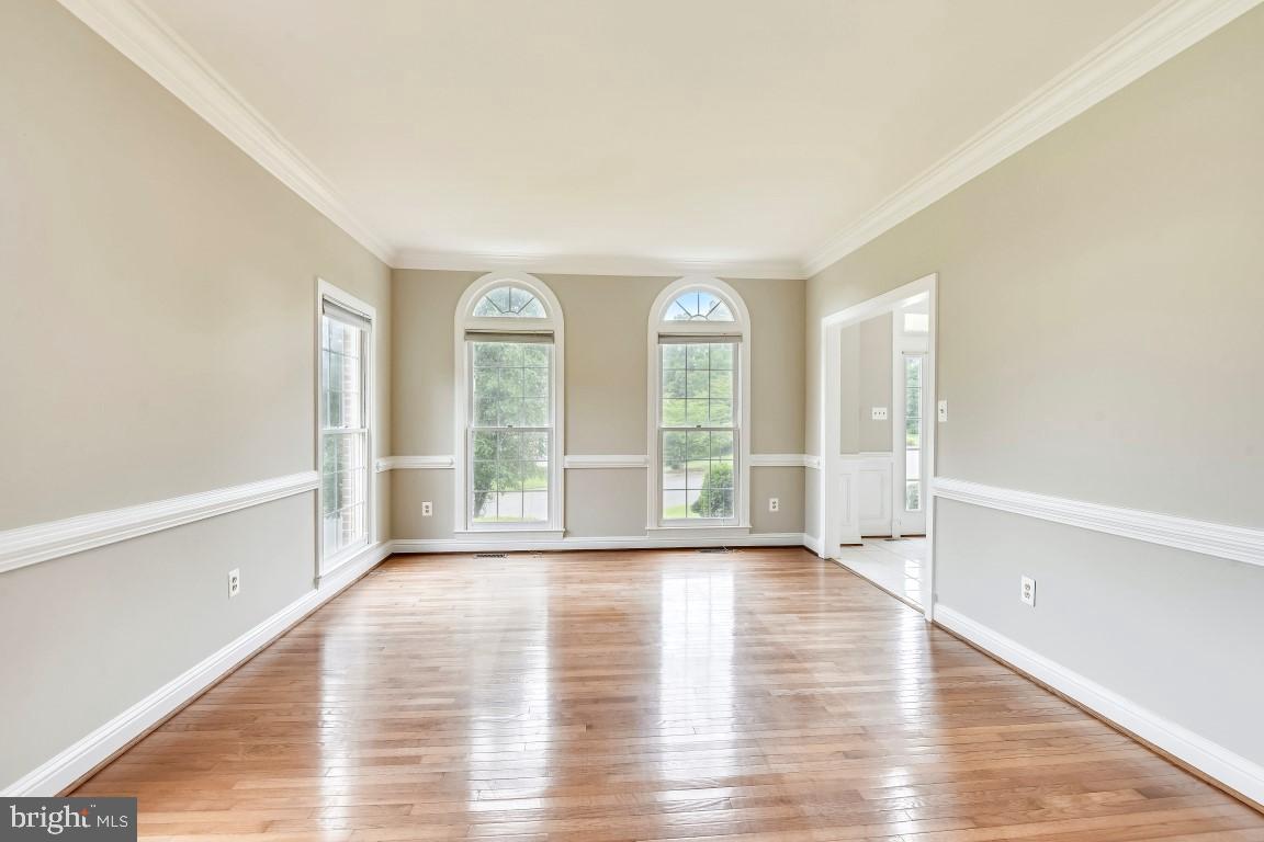 9732 Middleton Ridge Road Vienna, VA 22182 - Photo 4 of 30 Living Room