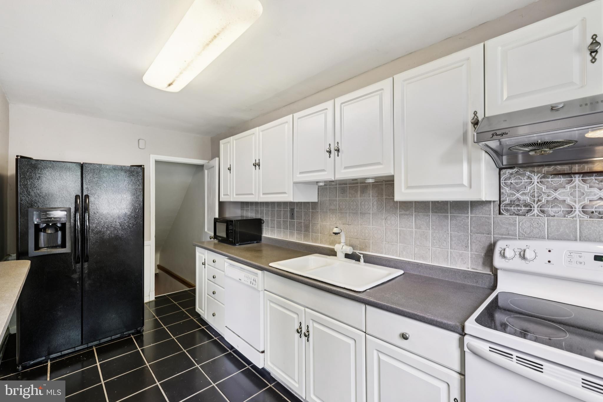 130 Dumbarton Road Baltimore, MD 21212 - Photo 11 of 34 a kitchen with granite countertop a sink stove and cabinets