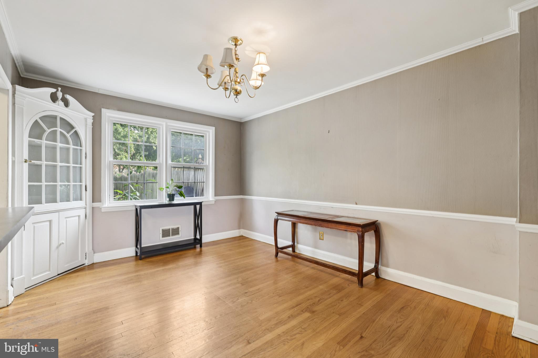 130 Dumbarton Road Baltimore, MD 21212 - Photo 9 of 34 a view of an empty room with a window