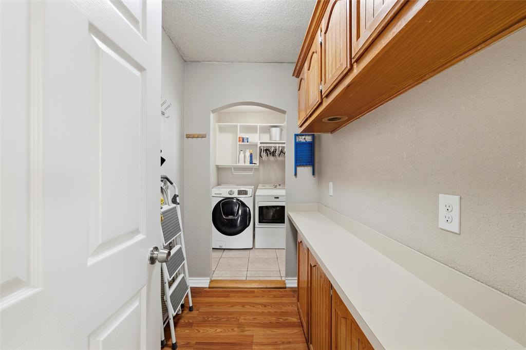 517 Hiwasee Road Waxahachie, TX 75165 - Photo 19 of 38 a view of a kitchen with washer and dryer