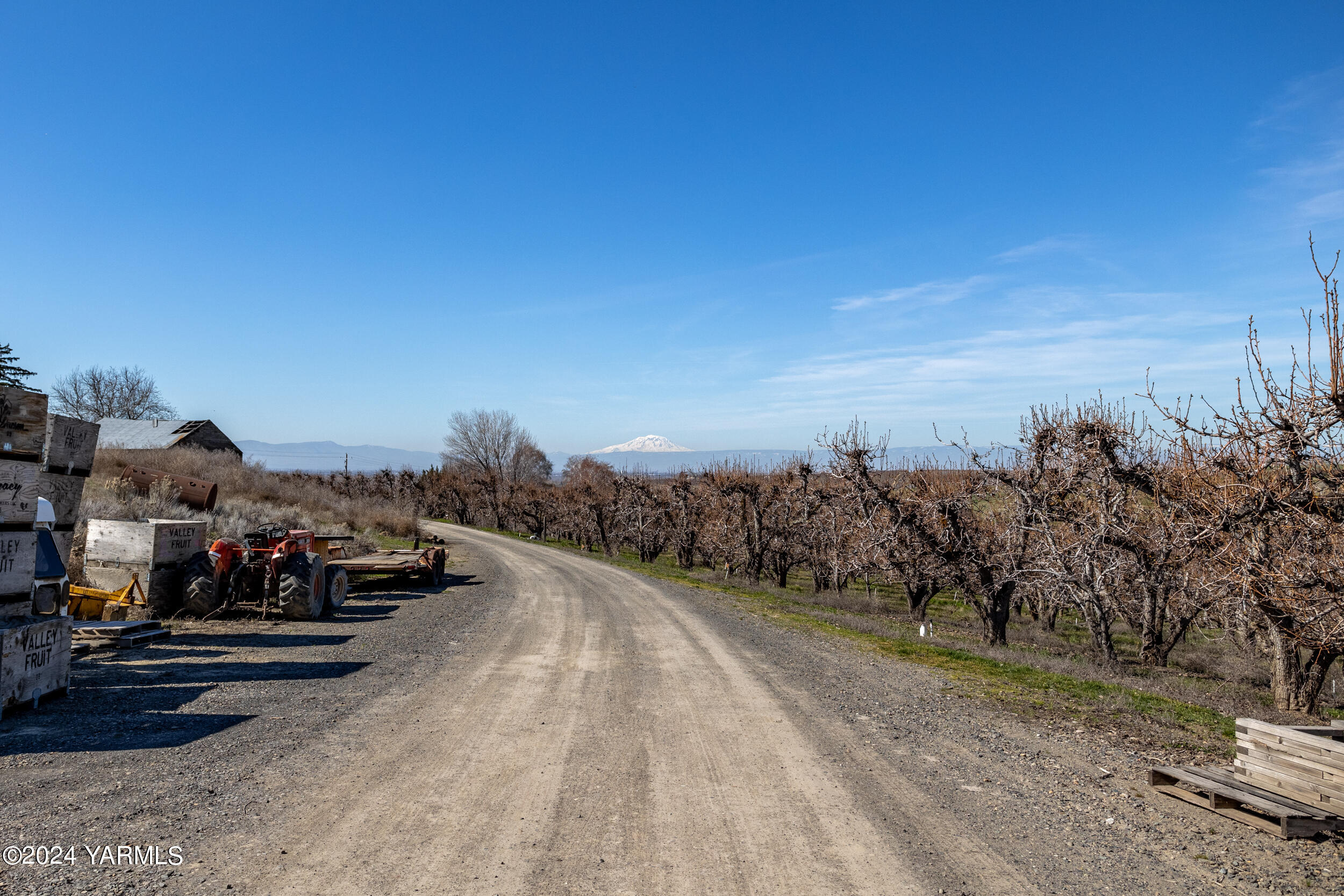 4851 Lombard Loop Road Zillah, WA 98953 - Photo 27 of 42 a view of a town with big house in the background