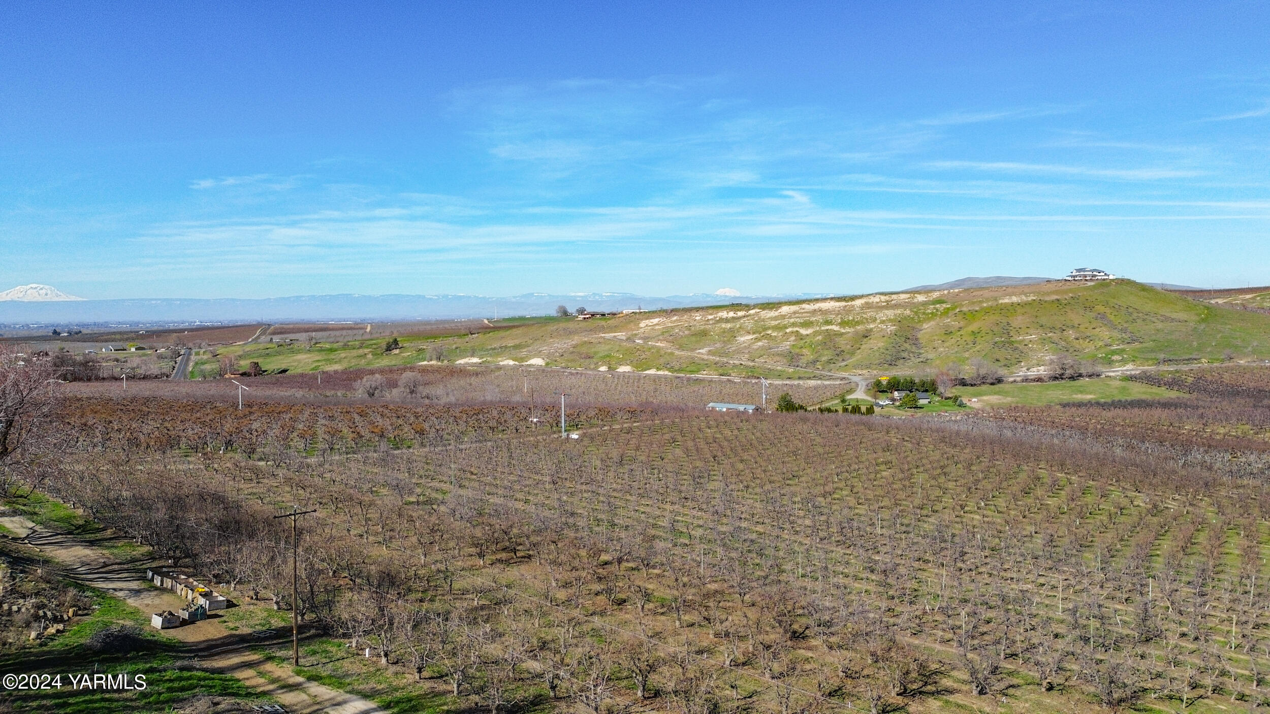 4851 Lombard Loop Road Zillah, WA 98953 - Photo 9 of 42 a view of an ocean beach and mountain