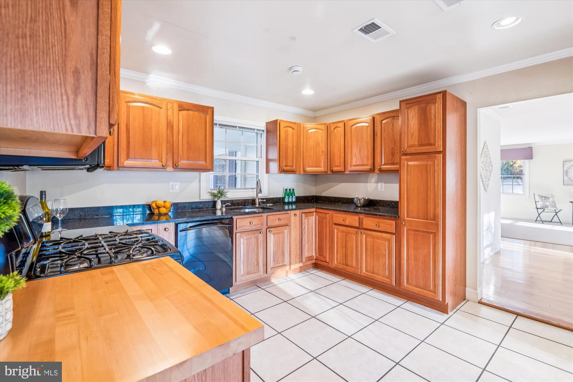 5134 West Running Brook Road Columbia, MD 21044 - Photo 21 of 99 CROWN MOLDING & RECESSED LIGHTING