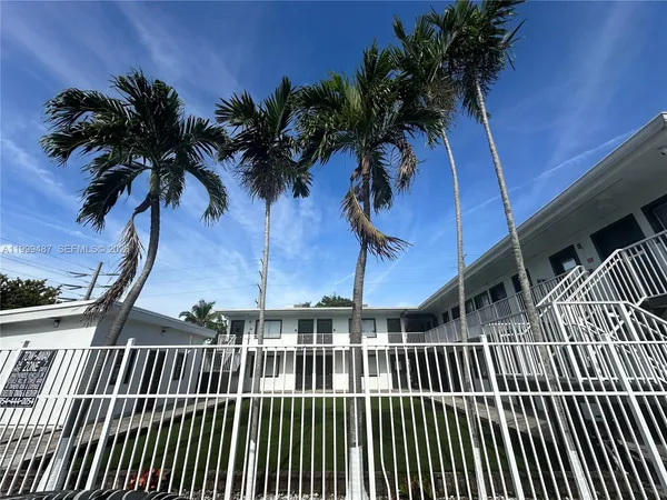$1,995 | 2325 Arthur Street, Unit 9, Hollywood, FL 33020