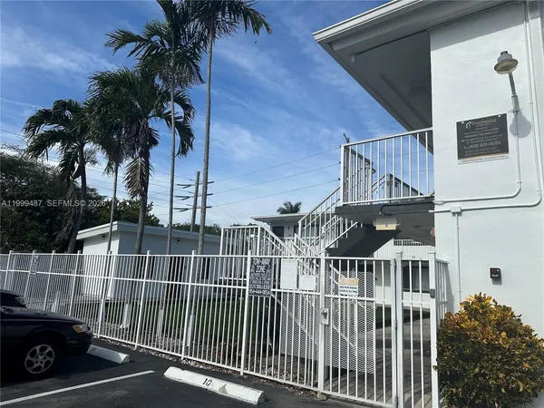 $1,995 | 2325 Arthur Street, Unit 9, Hollywood, FL 33020
