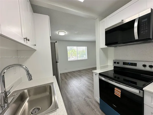 $1,995 | 2325 Arthur Street, Unit 9, Hollywood, FL 33020