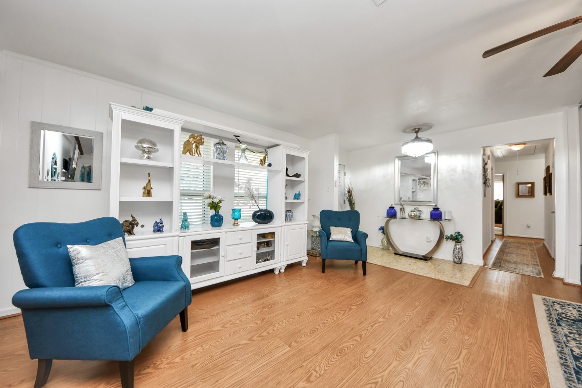 1805 9th Street Hempstead, TX 77445 - Photo 24 of 35 a living room with furniture and white walls