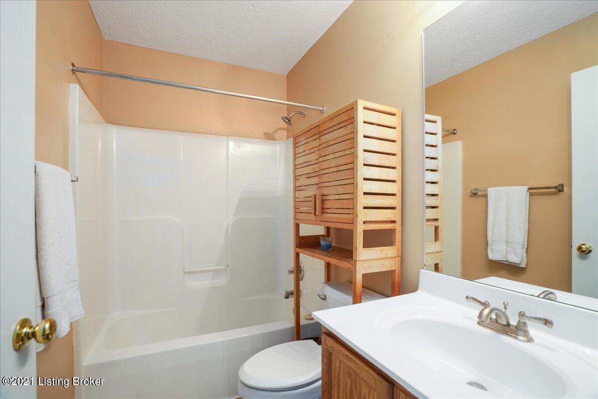 8003 Magnolia Ridge Court, Unit 202 Louisville, KY 40291 - Photo 8 of 29 Second Full Bathroom