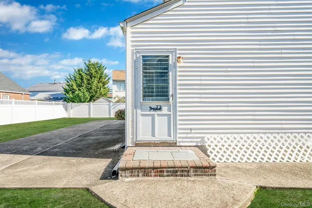 $850,000 | 2595 Castle Court, North Bellmore, NY 11710