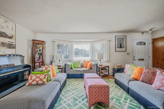 $850,000 | 2595 Castle Court, North Bellmore, NY 11710