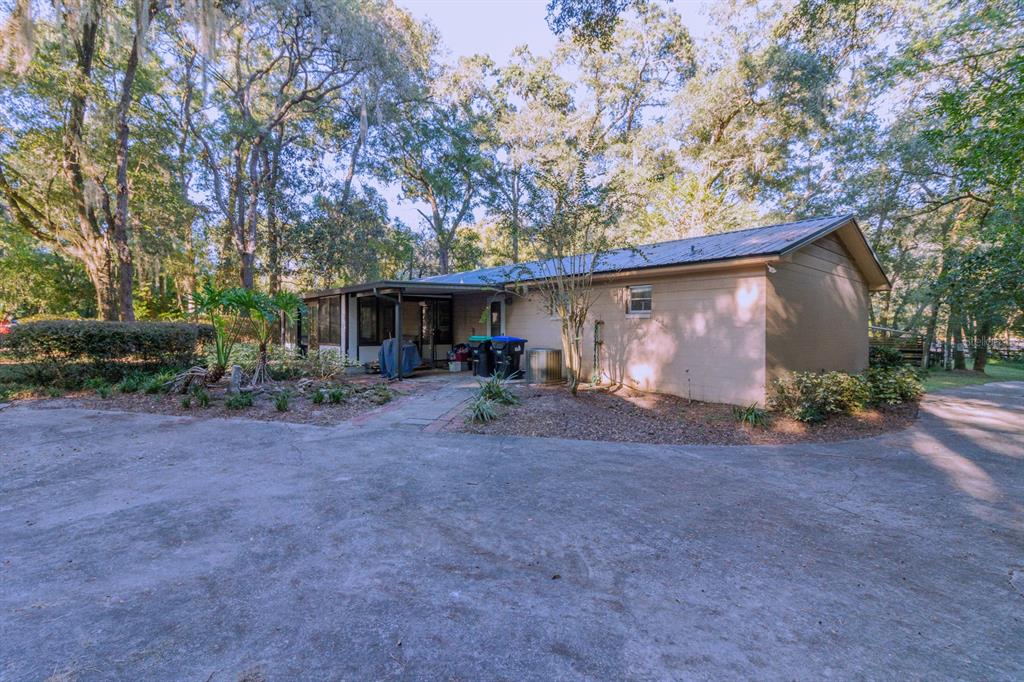 560 North Lake Pleasant Road Apopka, FL 32712 - Photo 68 of 85 a front view of a house with garden