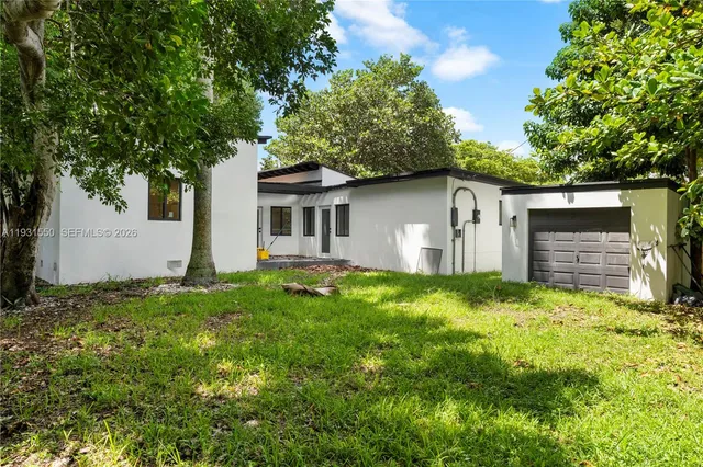 a view of a house with backyard