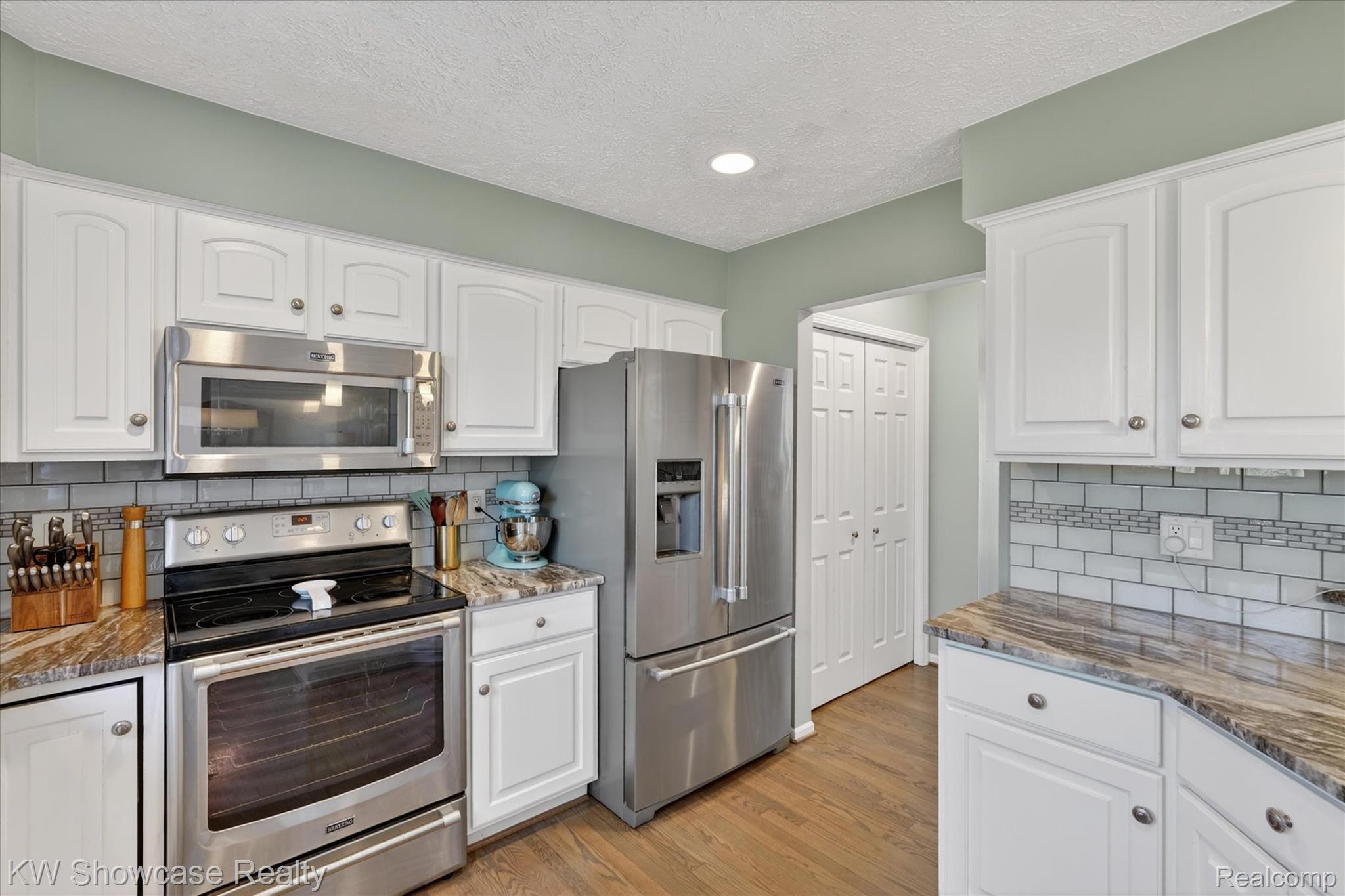 6626 Ridgeview Drive Clarkston, MI 48346 - Photo 12 of 35 All stainless steel appliances, with tile backsplash.