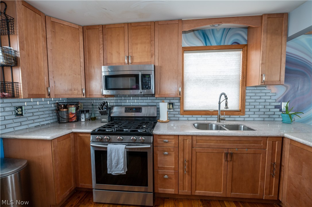 6520 Ridgewood Lakes Drive Parma, OH 44129 - Photo 12 of 34 Stainless steel appliance suite - gas range