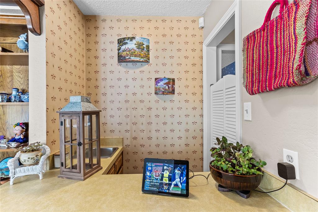 2626 Collard Road Arlington, TX 76017 - Photo 24 of 40 a view of a entryway with seating area