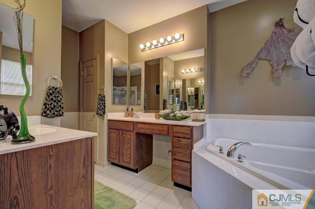 56 Pebble Creek Road Dayton, NJ 08810 - Photo 18 of 25 Gallery Image 18