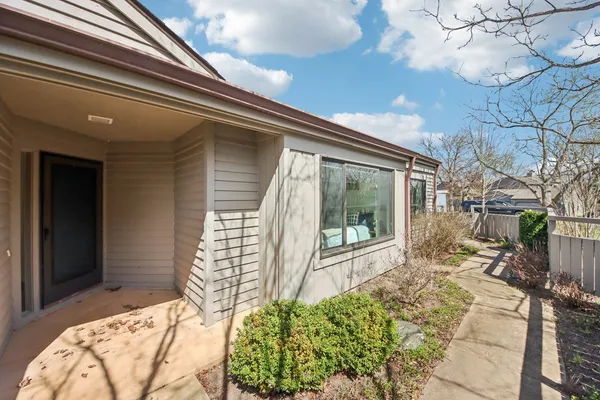 $449,000 | 718 Shoreline Road, Lake Barrington, IL 60010