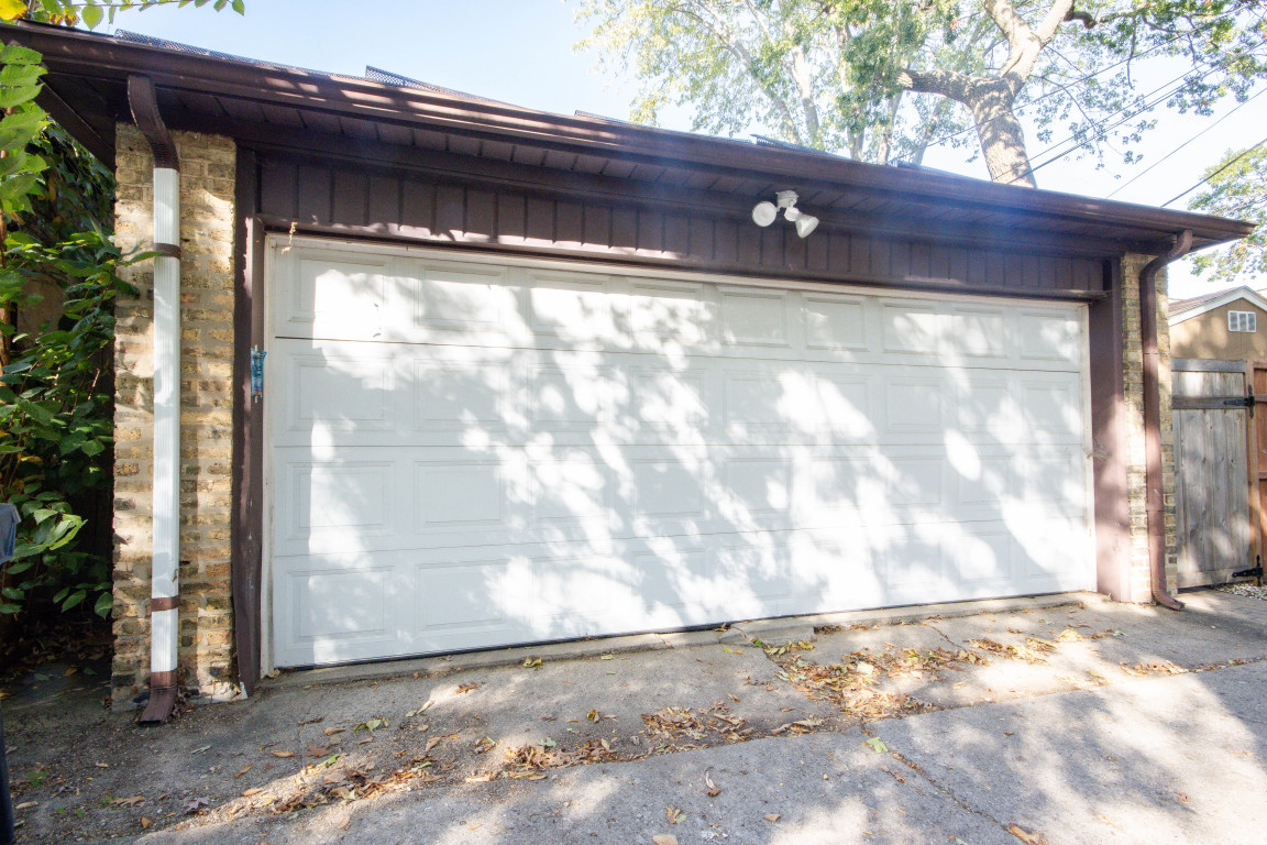 1122 Hull Terrace, Unit 2 Evanston, IL 60202 - Photo 16 of 17 a view of wooden door