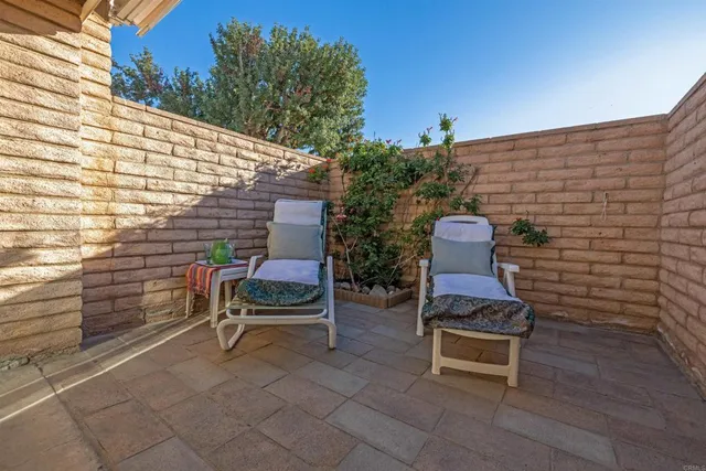 a wooden bench sitting in backside of a building