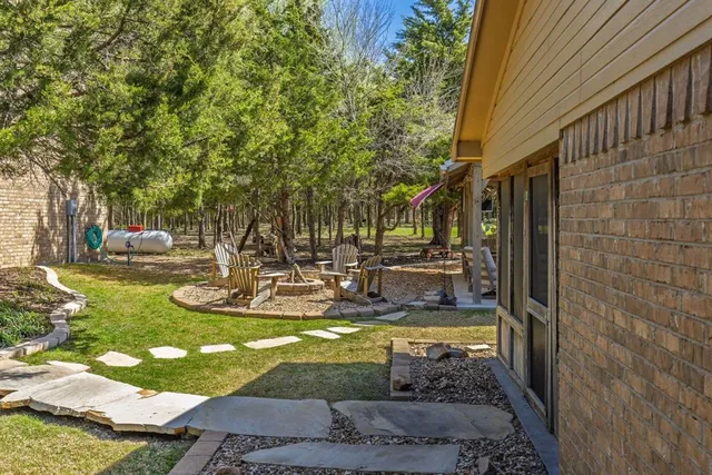 a view of a yard with fountain