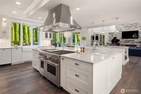 $9,488,000 | 3183 95th Place Northeast, Clyde Hill, WA 98004