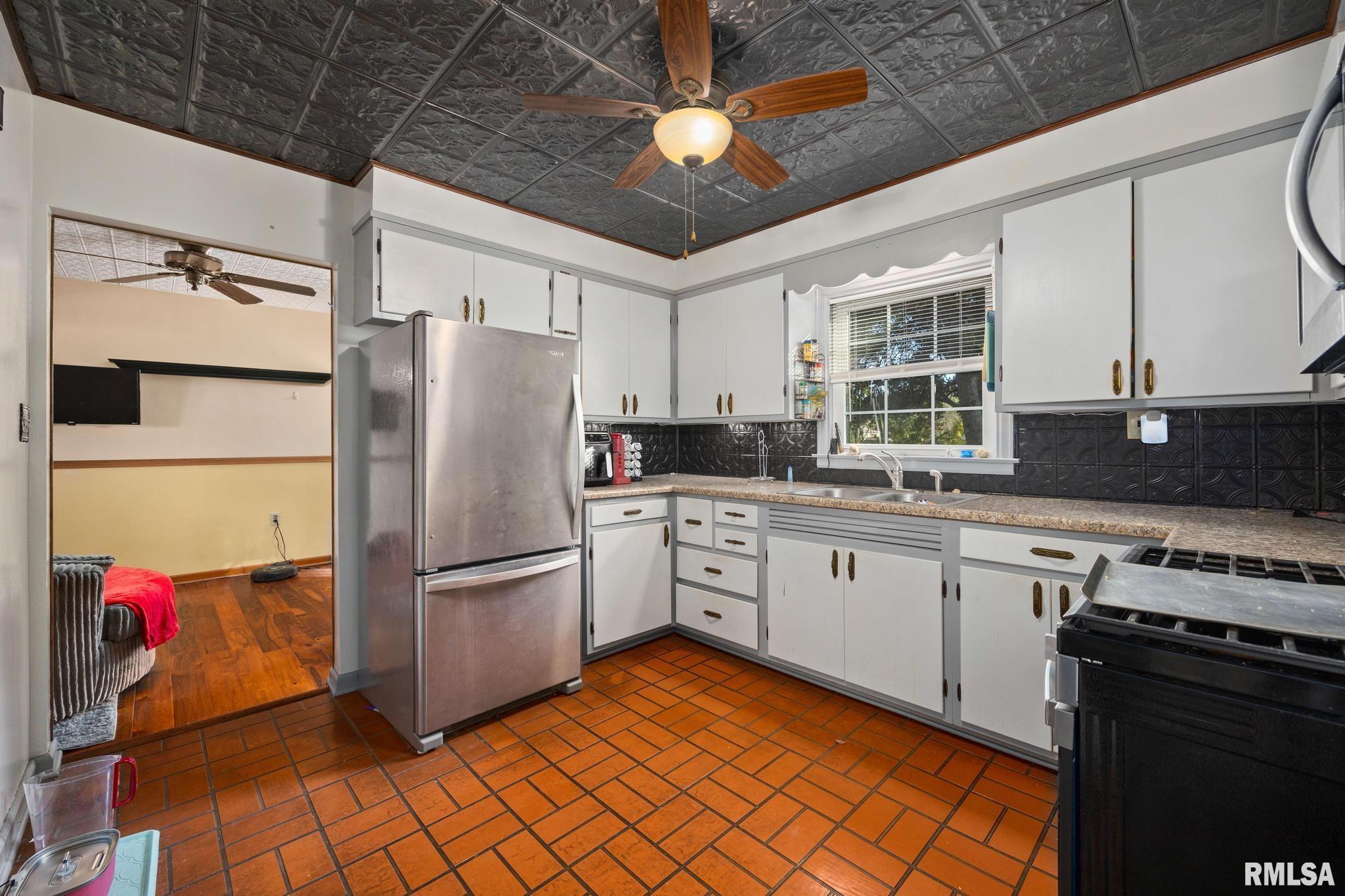 336 West Chestnut Street Canton, IL 61520 - Photo 8 of 20 Gallery Image 8
