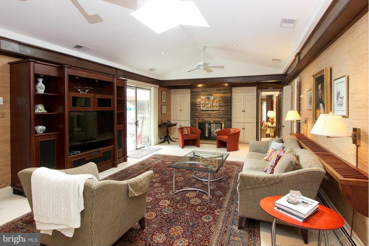 5833 Plainview Road Bethesda, MD 20817 - Photo 11 of 30 Family Room