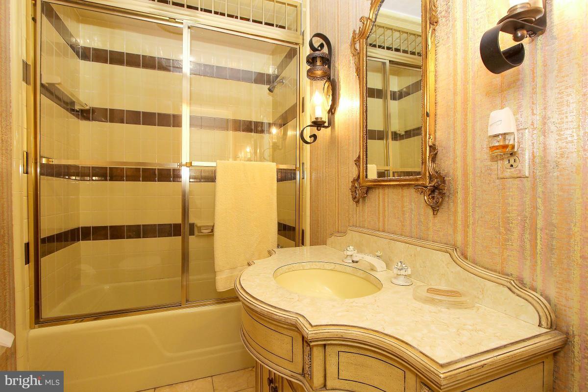 5833 Plainview Road Bethesda, MD 20817 - Photo 13 of 30 Bath