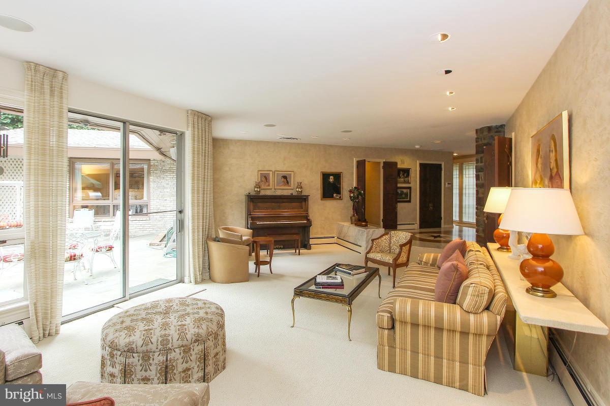 5833 Plainview Road Bethesda, MD 20817 - Photo 4 of 30 Living Room