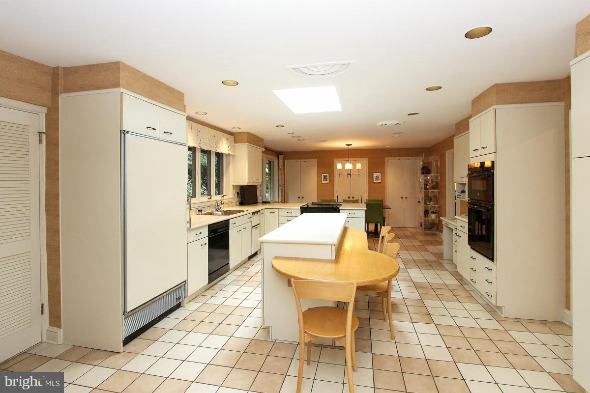 5833 Plainview Road Bethesda, MD 20817 - Photo 6 of 30 Kitchen