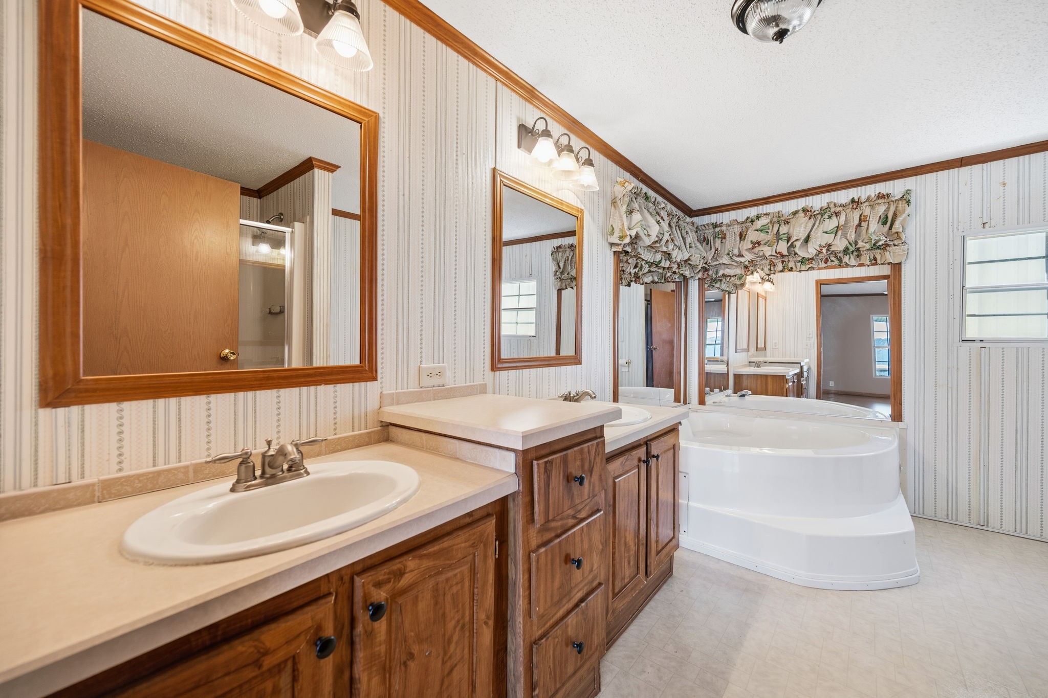 207 Vivian Road Onalaska, TX 77360 - Photo 28 of 33 Primary bath with double vanities, jetted tub and separate shower.