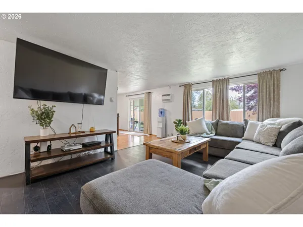 $385,000 | 925 Oak Street, Junction City, OR 97448