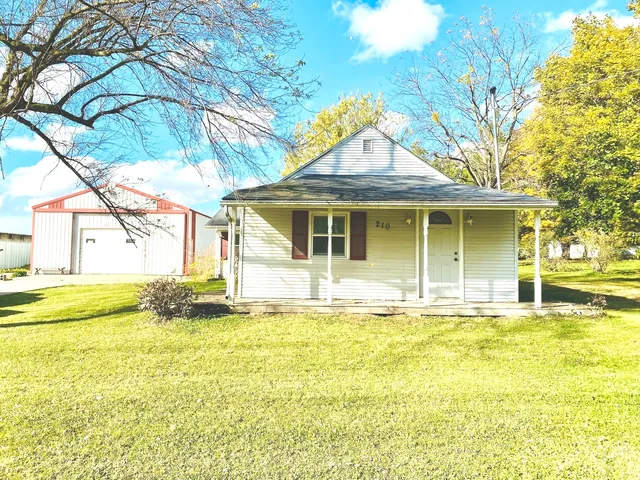 $229,900 | 210 South 1st Street, Holcomb, IL 61043