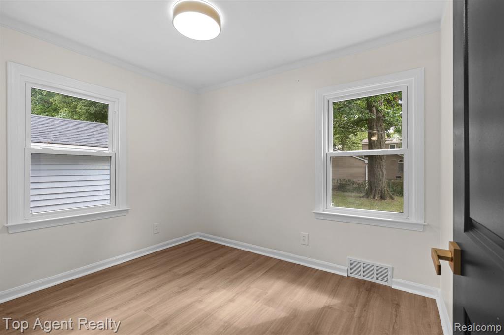 2169 Roslyn Road Grosse Pointe Woods, MI 48236 - Photo 17 of 43