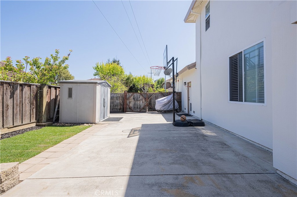 429 Tudor Way Salinas, CA 93906 - Photo 28 of 41 a view of a backyard with a garden and plants