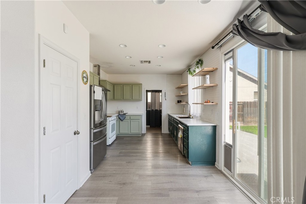 84 Jack Court Merced, CA 95341 - Photo 11 of 34 a kitchen with stainless steel appliances a refrigerator and a stove